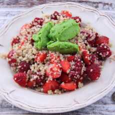 Przepis na Quinoa z owocami i kremem z zielonego groszku