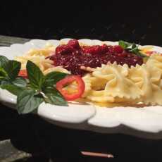 Przepis na Makaron w pikantnym malinowym sosie z chilli, czosnkiem i octem balsamicznym z dodatkiem koziego twarożku