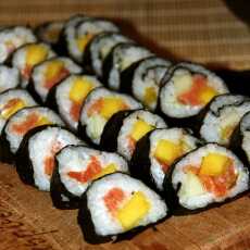Przepis na Sushi z łososiem i mango
