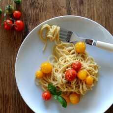 Przepis na Obiady czwartkowe #10: Spaghetti z hummusem i pomidorkami koktajlowymi