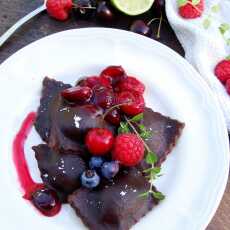 Przepis na Ravioli czekoladowe z owocowym serkiem i sosem czereśniowym