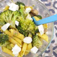 Przepis na Sałatka brokułowa z makaronem kukurydzianym, pieczarkami i fetą