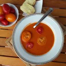 Przepis na Zupa pomidorowa z sokiem z pomarańczy i serowymi grzankami