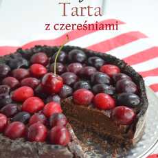Przepis na Mocno czekoladowa tarta z czereśniami