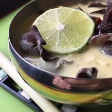 Przepis na TOM KHA - wegańska wersja zupy kokosowej z trawą cytrynową i grzybami mun