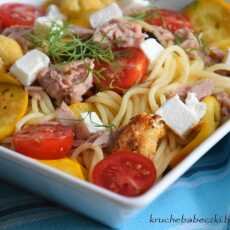 Przepis na Spaghetti z tuńczykiem, fetą i warzywami