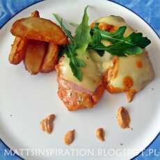 Przepis na Kurczak w sosie pomidorowym z szynką i serem