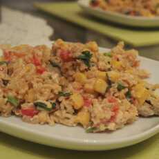 Przepis na Pyszna sałatka z ryżem i warzywami (również w wersji wegańskiej)