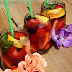 Przepis na Letnie orzeźwienie - woda z owocami