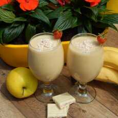 Przepis na Koktajl bananowo jabłkowy z kurkumą truskawkami i białą czekoladą
