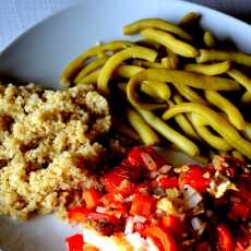 Przepis na Pieczony dorsz pod pierzynką paprykowo-pomidorową w towarzystwie fasolki szparagowej i komosy ryżowej