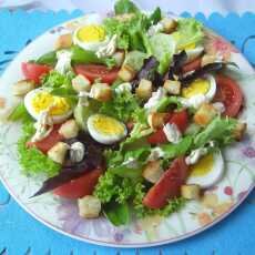 Przepis na Sałatka z grzankami, jajkiem i pomidorami malinowymi