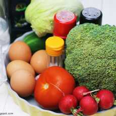 Przepis na Frittata z brokułem i pomidorem i sałatka