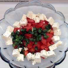 Przepis na Sałatka z serem feta, pomidorem i szczypiorem