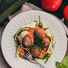 Przepis na CUKINIOWA TAGLIATELLE W KREMOWYM SOSIE Z WITARIAŃSKIMI KLOPSIKAMI I PARMEZANEM