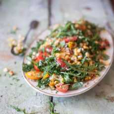 Przepis na Sezonowa sałatka z pomidorami i grillowaną kukurydzą (Seasonal salad with tomatoes and grilled sweetcorn)