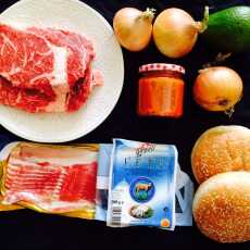 Przepis na Siekana wołowina z fetą i karmelizowaną cebulą – domowy super burger