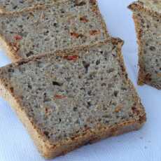Przepis na Chleb pszenny na zakwasie z suszonymi pomidorami i czarnuszką