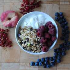 Przepis na 755. Kokosowa granola z patelni z jogurtem i owocami