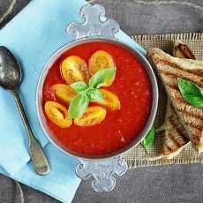 Przepis na Krem z pieczonych pomidorów z serowo-czosnkowymi tostami