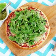 Przepis na Puszysta pizza z rukolą i domowym pesto