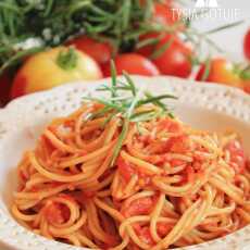 Przepis na Makaron z sosem pomidorowym ze świeżych pomidorów 