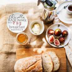 Przepis na Ricotta, raw honey, and fig - breakfast sandwich