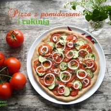 Przepis na Pizza z pomidorami i cukinią
