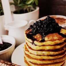 Przepis na Pancakes z puree z pieczonej dyni hokkaido i sosem z jagód leśnych 