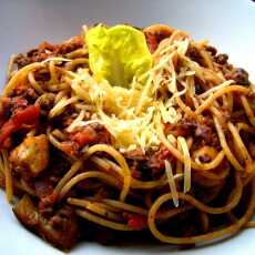 Przepis na Spaghetti z wołowiną w sosie własnym z pomidorami i bakłażanem.