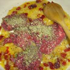 Przepis na Tagliatelle z wołowiną i karmelizowanymi pomidorkami ze smażonymi boczniakami.