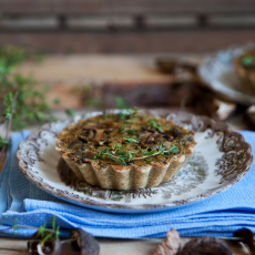 Przepis na WEGAŃSKIE TARTALETKI Z GRZYBAMI, ZIOŁAMI I TOFU (BEZGLUTENOWE)