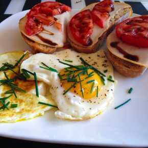 Breakfast eggs tomato chicken fit healthy