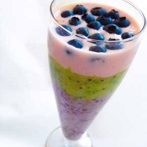 Fit smoothie owocowe blueberry kiwi fruits