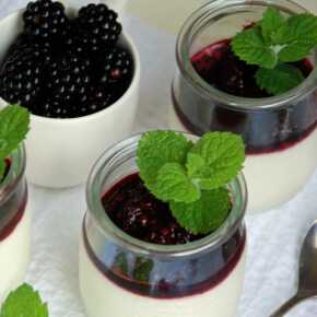 panna cotta z jeżynami