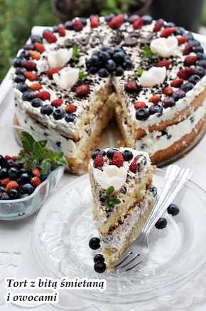 tort urodzinowy z owocami i bitą śmietaną