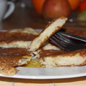 Bezglutenowy puszysty omlet z jabłkiem imbirem cynamonem i miodem