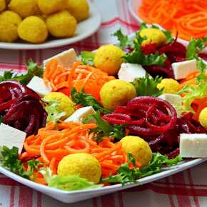 Salat with millet balls