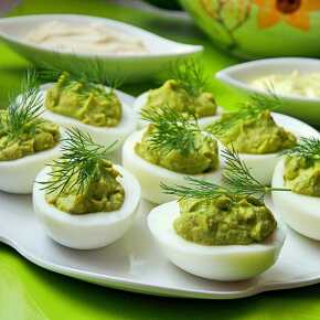 Easter inspirations: Eggs with avocado paste