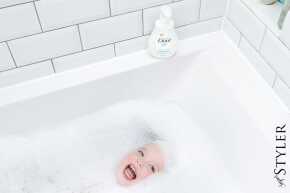 dziecko w kąpieli