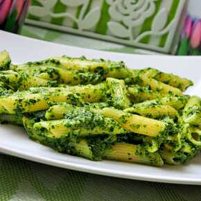 Penne with pesto from garlic bears