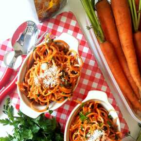 Marchewkowe spaghetti z czosnkiem niedźwiedzim pietruszką i parmezanem