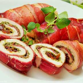 Chicken rolls with pesto and dried tomatoes