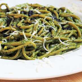 Spaghetti with pesto with rocket caviar and goat's cheese