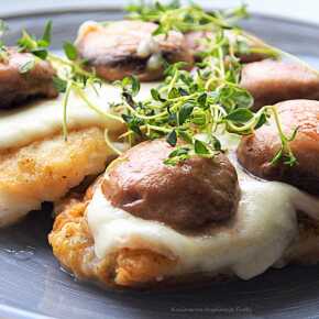 Halibut zapiekany pod mozzarellą i pieczarkami