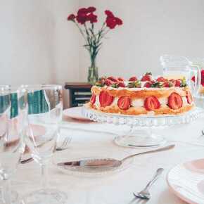 tort śmietankowo – truskawkowy