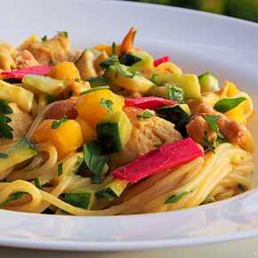 Spaghetti with chicken in a mango curry sauce