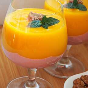 Fit snack: Mango smoothie with raspberry yogurt