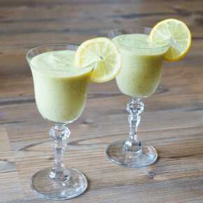 zielony drink z młodą kapustą i owocami