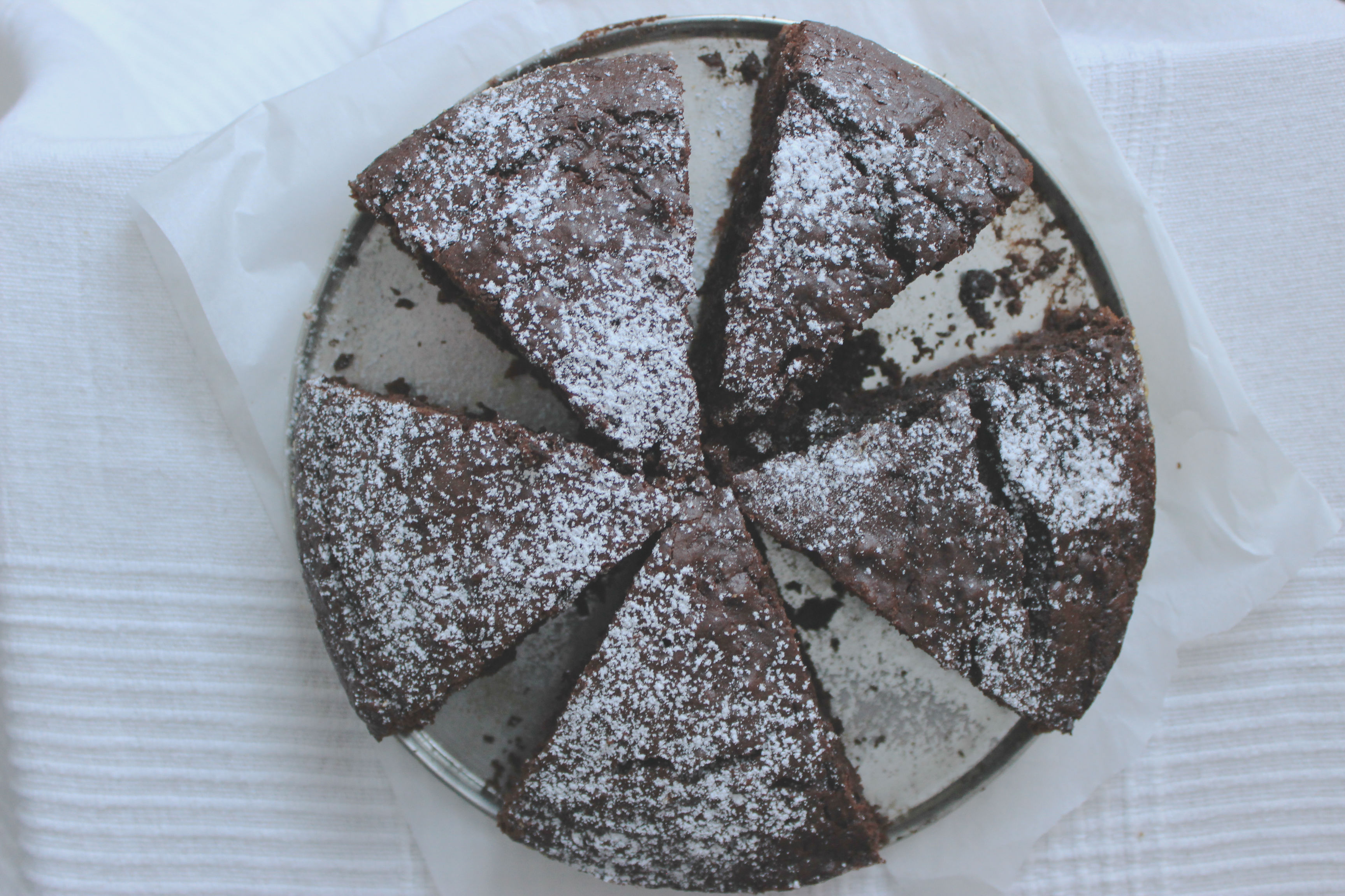 Bezcukrowe ciasto czekoladowe z surowym burakiem